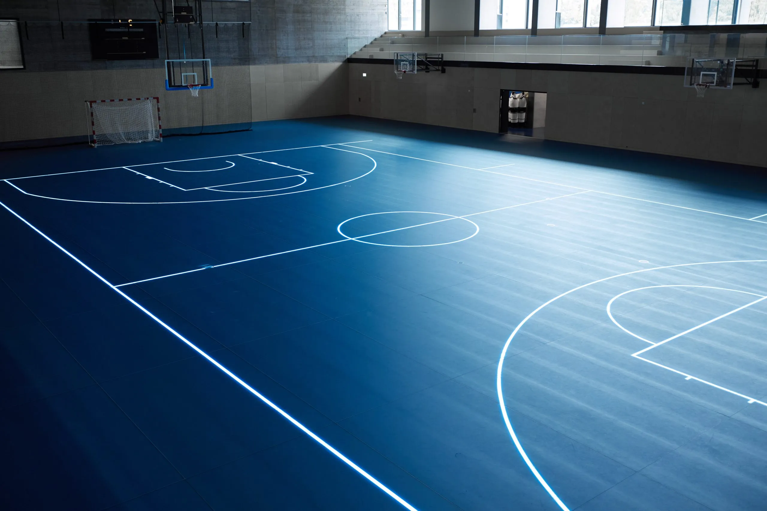 Profissionais atendendo clientes em diferentes negócios de serviços organizados pelo Buzke